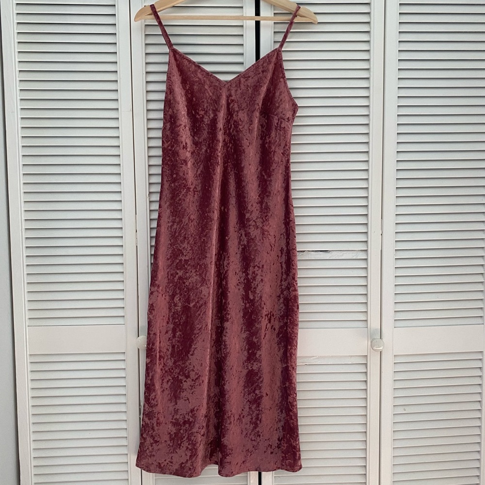 Super comfy fabric. Never worn playful dress!